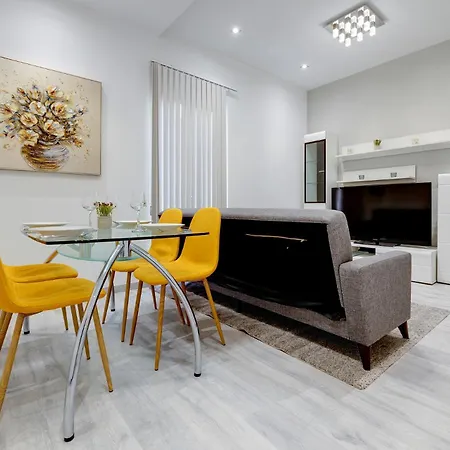 Stylish 2br Steps To The Promenade *