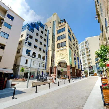 Stylish 2br Steps To The Promenade Apartment *