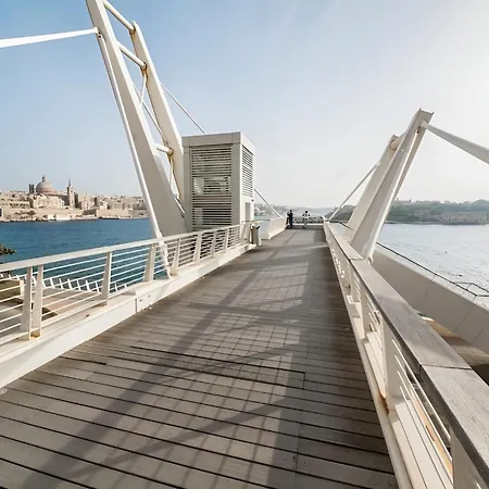 Stylish 2br Steps To The Promenade Apartment *