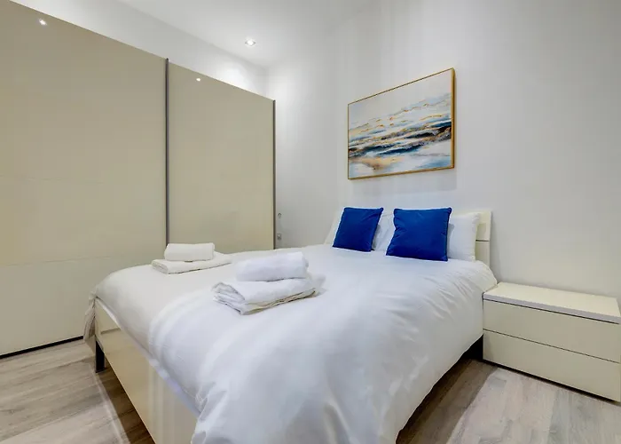 Stylish 2br Steps To The Promenade