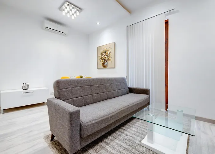 Stylish 2br Steps To The Promenade