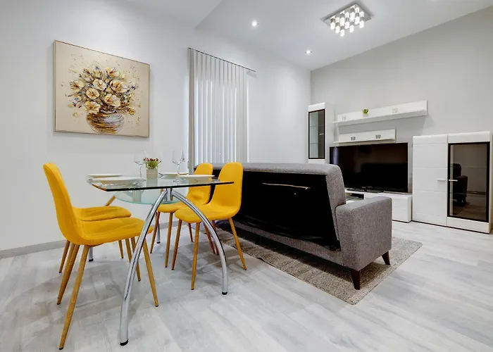 Stylish 2br Steps To The Promenade *